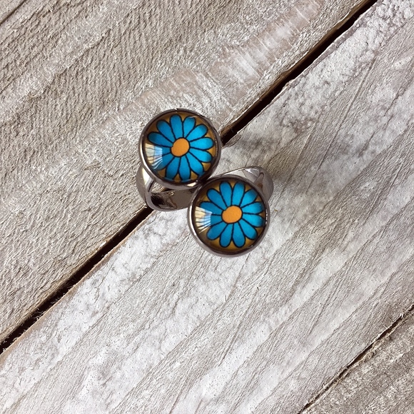 Women’s Ring - Picture 4 of 6